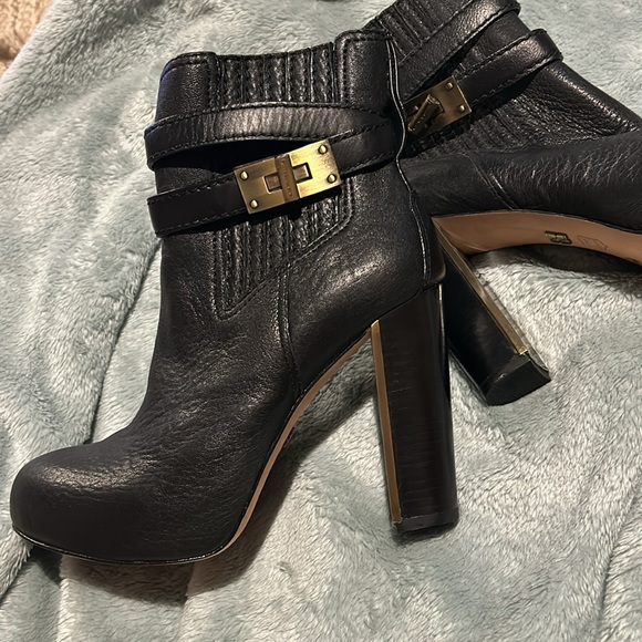 BCBG Black Leather Booties With Wrap Buckle Detail-NWT-Sz 8.5 - Picture 9 of 12